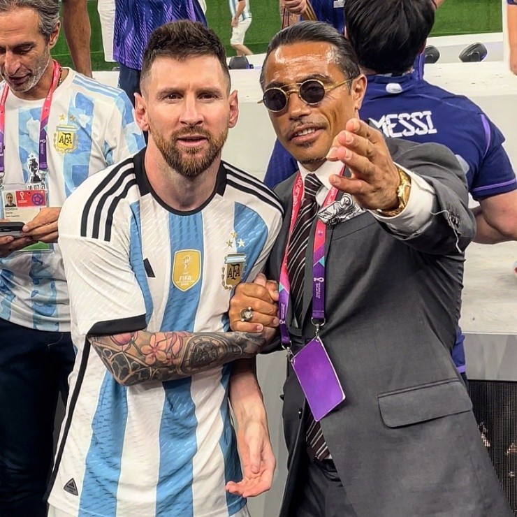 El chef se fotografió con un incómodo Messi | @nusr_et
