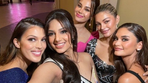 Algunas de las candidatas de la versión previa del certamen, junto a la actual Miss Universo, Harnaaz Sandhu.