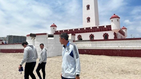 Mauricio Pellegrino se pase como un turista más en El Faro de La Serena a espera del amistoso de la U ante Coquimbo.