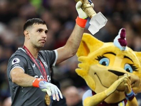 Dibu Martínez recibe homenaje en el Aston Villa tras ganar el mundial