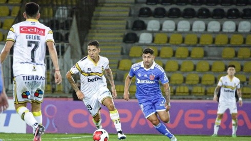 Sebastián Galani anotó el primer gol de Coquimbo Unido ante la U y elogió mucho a Luciano Cabral, quien lleva el balón.