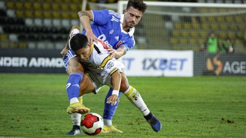 Juan Pablo Gómez disputa un balón con Sebastián Galani en la derrota de la U ante Coquimbo Unido.