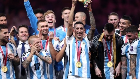 Ángel di María levanta el tercer trofeo de un Mundial que gana Argentina: fue en Qatar 2022 en la final ante Francia.