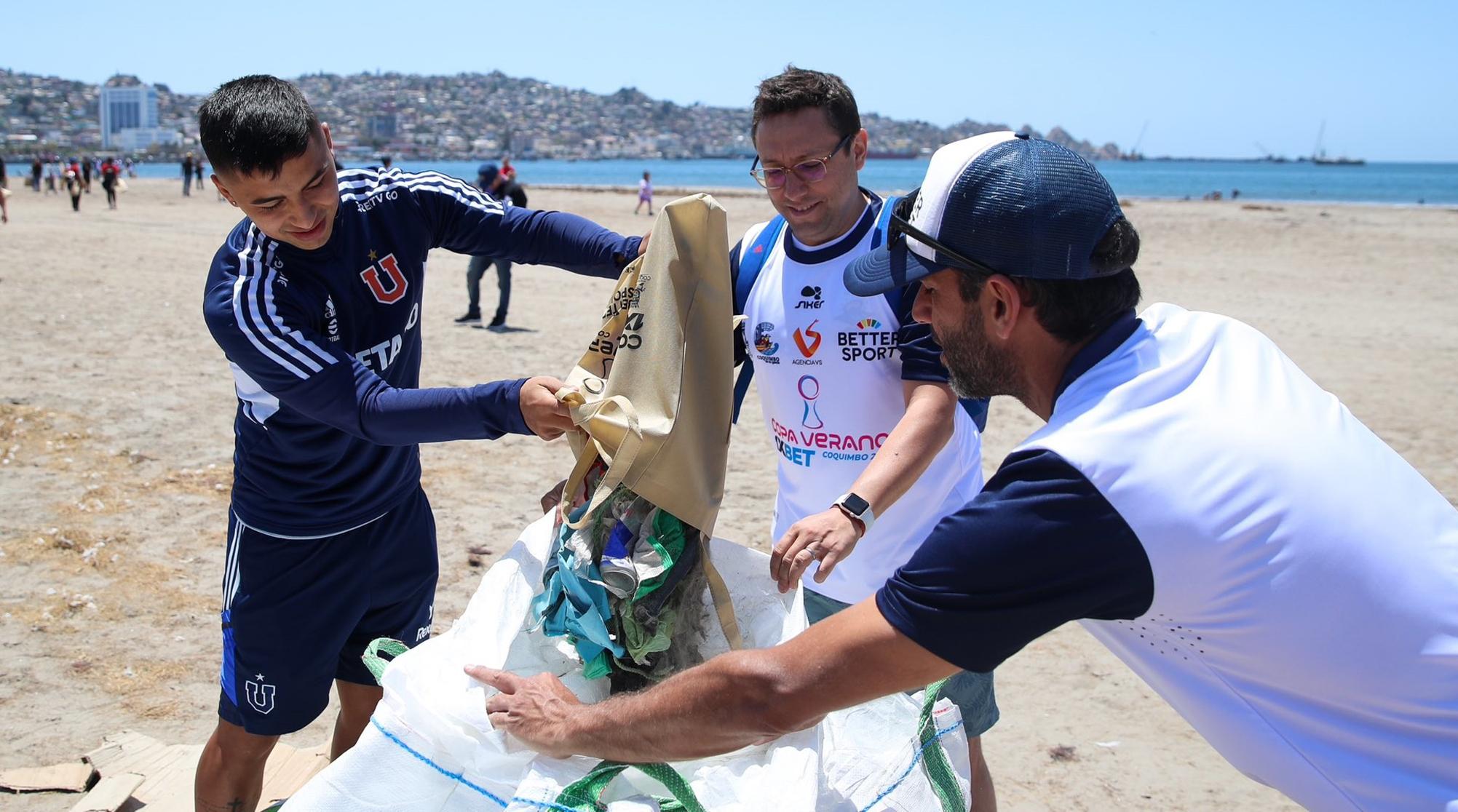 Nicolás Guerra y Bruno Cabrera recolectaron la basura en una playa de Coquimbo