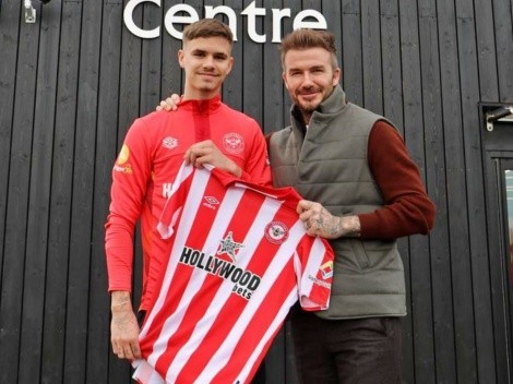 Romeo Beckham sigue los pasos de su padre y firma en la Premier