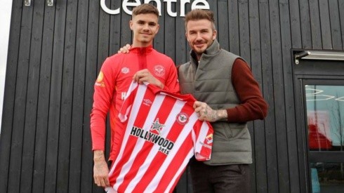Romeo Beckham sigue los pasos de su padre y firma en la Premier