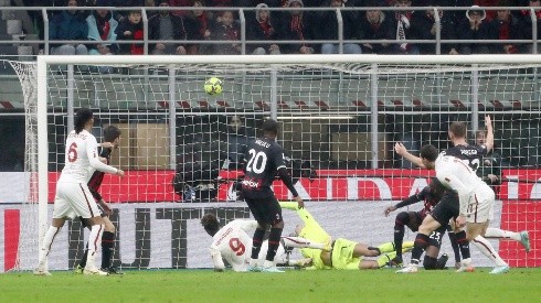 Roma consiguió igualar ante Milan en el final del partido con este gol de Abraham