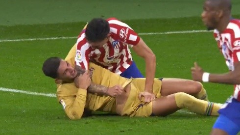Savic y Torres peleando en el césped del Wanda Metropolitano de Madrid