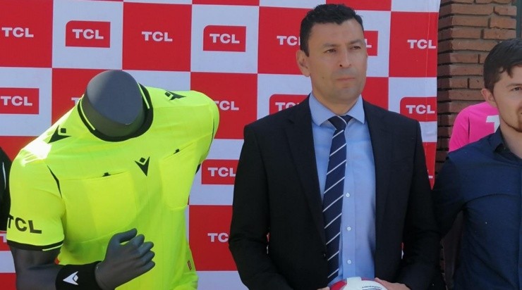 Roberto Tobar la presentación de TLC como sponsor de los árbitros chilenos. 
   Foto: Redgol