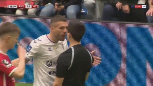 Lukas Podolski encaró al árbitro y se llevó la roja