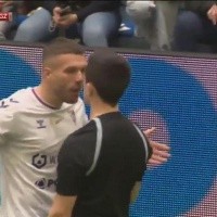 Fuera de quicio: Lukas Podolski es expulsado en su propio partido a beneficio
