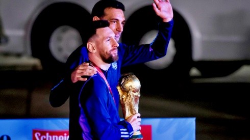 Scaloni de regreso a Argentina con la copa y Messi.