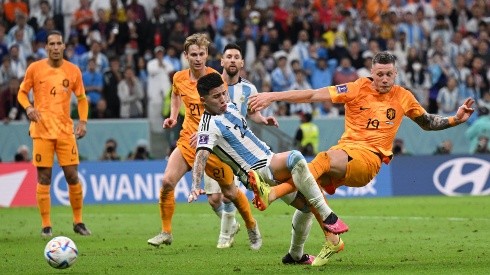 Wout Weghorst marca el 2-2 entre Países Bajos y Argentina ante la marca inefectiva de Enzo Fernández.