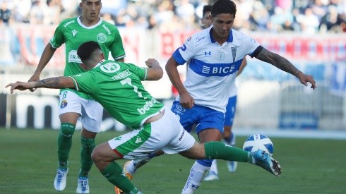 Felipe Gutiérrez en acción por la UC frente a Audax Italiano en el Campeonato Nacional 2022.