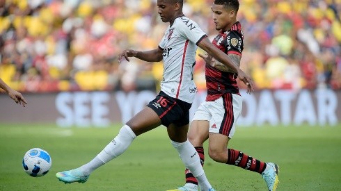 Abner Vinícius en acción ante Flamengo en la final de la Copa Libertadores. El "16" reforzará al Betis de España.