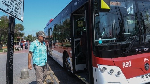 ¿Cuánto costará el recorrido del bus 555 al Aeropuerto de Santiago?