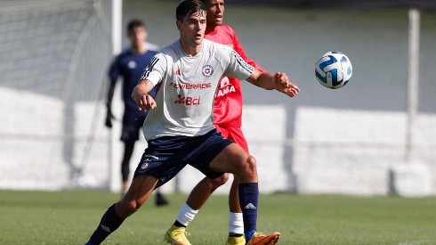 Sebastián Pino en acción en el duelo amistoso de La Roja Sub 20 y Ñublense.