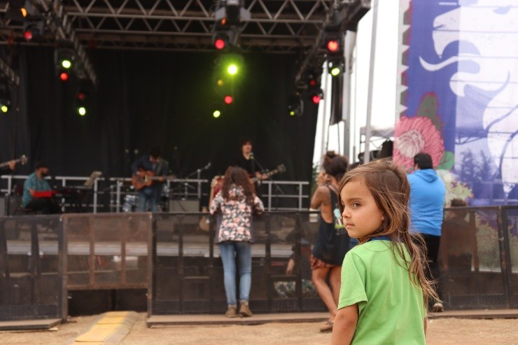 Grandes y chicos viendo el Surfestival en Pichilemu. (Foto: Valentina Alfaro)