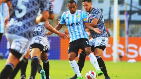 Ramiro González trata de sacarle el balón a César Cortés, el capitán del Magallanes supercampeón del fútbol chileno.