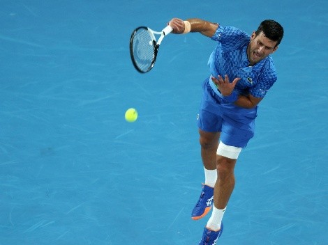 Un año después de ser deportado, Djokovic debuta con un sólido triunfo