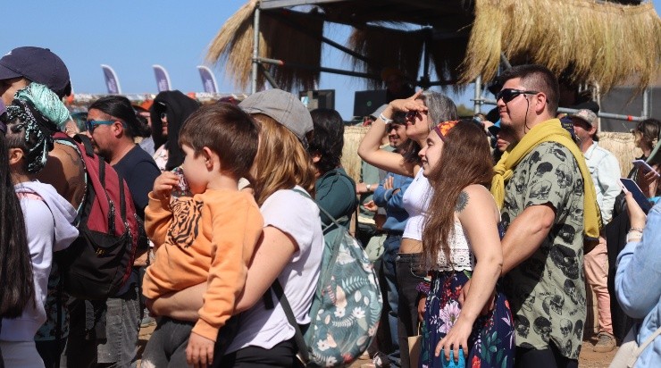 Niños y adultos disfrutando de la música en Pichilemu (Foto: Vale Alfaro)