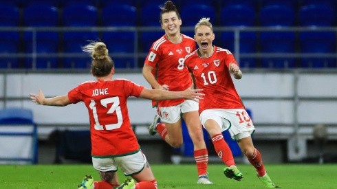 Jess Fishlock celebrando su gol ante Bosnia y Herzegovina