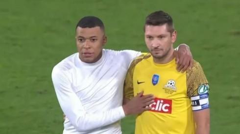 Kylian Mbappé junto a Alexis Zmijak, uno de los hinchas del PSG que lo enfrentó