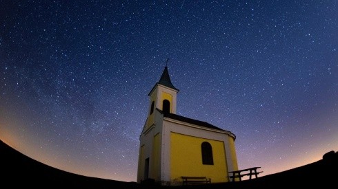 La lluvia de estrellas Líridas atraviesa el cielo sobre Michaelskapelle el 21 de abril de 2020 en Niederhollabrunn, Austria.