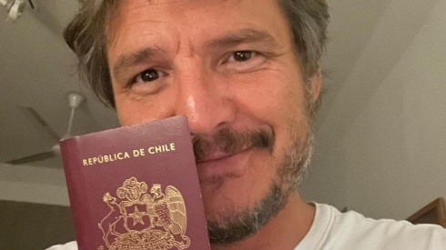 Pedro Pascal mostrando su pasaporte chileno.