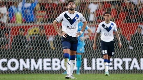 El actual jugador de Vélez podría reemplazar a Emiliano Amor en Colo Colo.