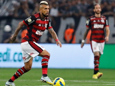 Hinchas del Flamengo indignados con Vidal por querer ir a Colo Colo