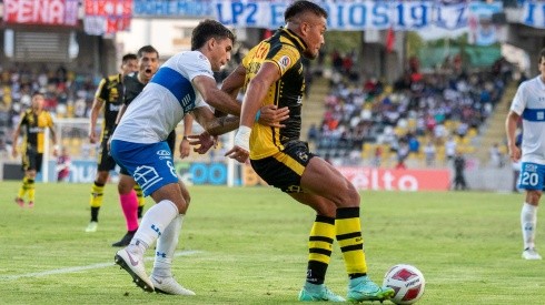 Javier Parraguez en acción ante la UC, protege un balón frente a Ignacio Saavedra.