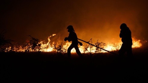 Continúa el combate al fuego de los incendios forestales en la región de Ñuble en el sector de Rucapequen en Chillán Viejo.