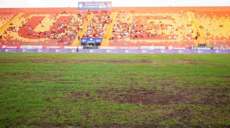 Así se veía la cancha del estadio Santa Laura antes del compromiso entre Unión Española y Everton. 
   Foto: Agencia Uno