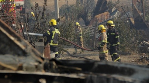 Casas y vehículos destruidos tras incendio forestal.