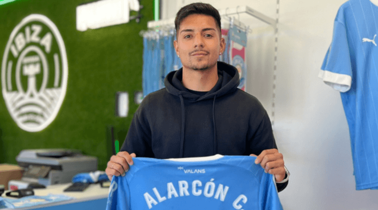 Williams Alarcón debuta oficialmente en el fútbol español
