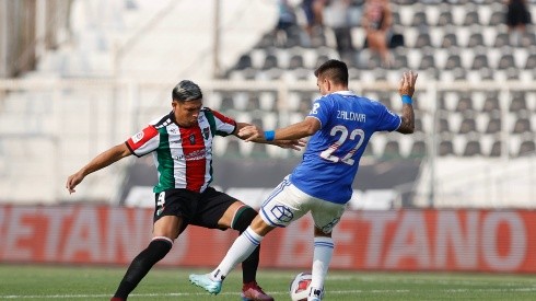 Matías Zaldivia en la marca de Maxi Salas. Palestino venció por 2-0 a la U en la tercera fecha del Campeonato Nacional.