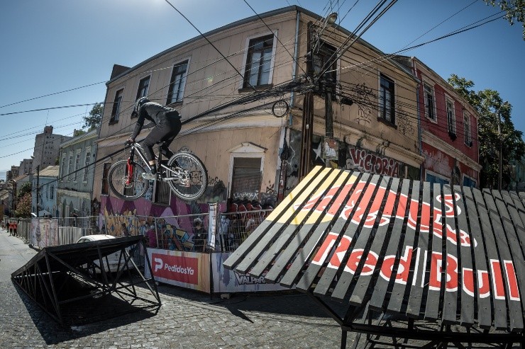 Las calles y cerros de Valparaíso vuelven a llenarse de adrenalina con Red Bull Valparaíso Cerro Abajo. Foto: Red Bull Content Pool.