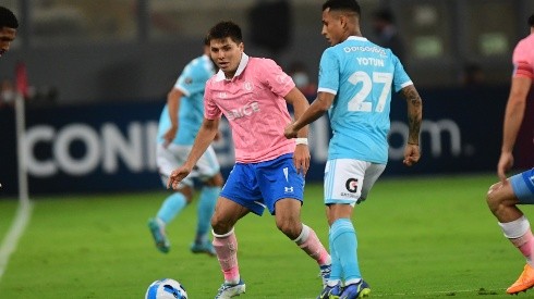Yoshimar Yotún ante la UC. Jugó dos partidos por Sporting Cristal vs. los cruzados en la Copa Libertadores 2022.