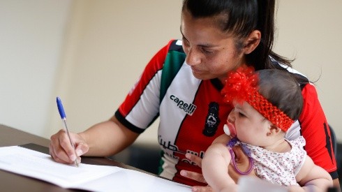 Palestino anuncia el fichaje de Nicole Cornejo con su hija en brazos