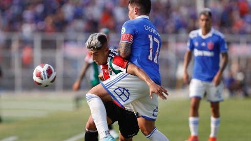 Luis Casanova lucha un balón con Fernando Cornejo en la derrota de la U ante Palestino.