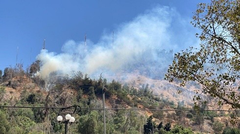 Logran controlar incendio en el Cerro San Cristóbal
