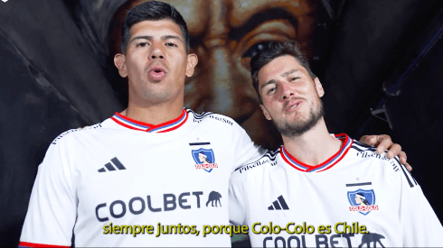 Pavez y Rojas posan con la nueva camiseta de Colo Colo para 2023