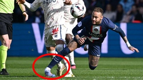Neymar se dobló el tobillo y salió en camilla de la cancha