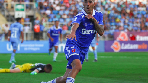 Leandro Fernández celebró así su primer gol oficial en Universidad de Chile.