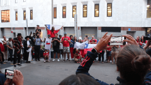 Chilenos en Auckland agasajan a La Roja con banderazo pre repechaje