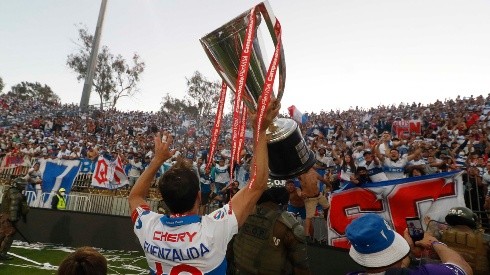 José Pedro Fuenzalida levantando la copa de campeón en el 2021