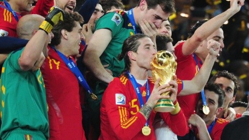 Sergio Ramos levanta la Copa del Mundo con España en el 2010