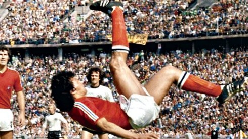 Elías Figueroa disputó 47 partidos con la camiseta de La Roja: se cumplen 57 años de su debut con Chile.