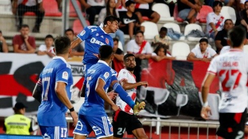 Darío Osorio gana una pelota aérea en el triunfo de la U. de Chile ante Curicó Unido.